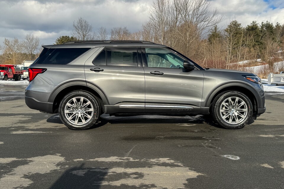 2025 Ford Explorer photo 2