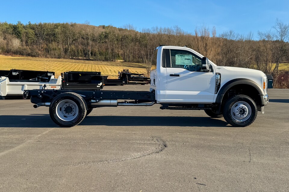 2024 Ford F-600 photo 2