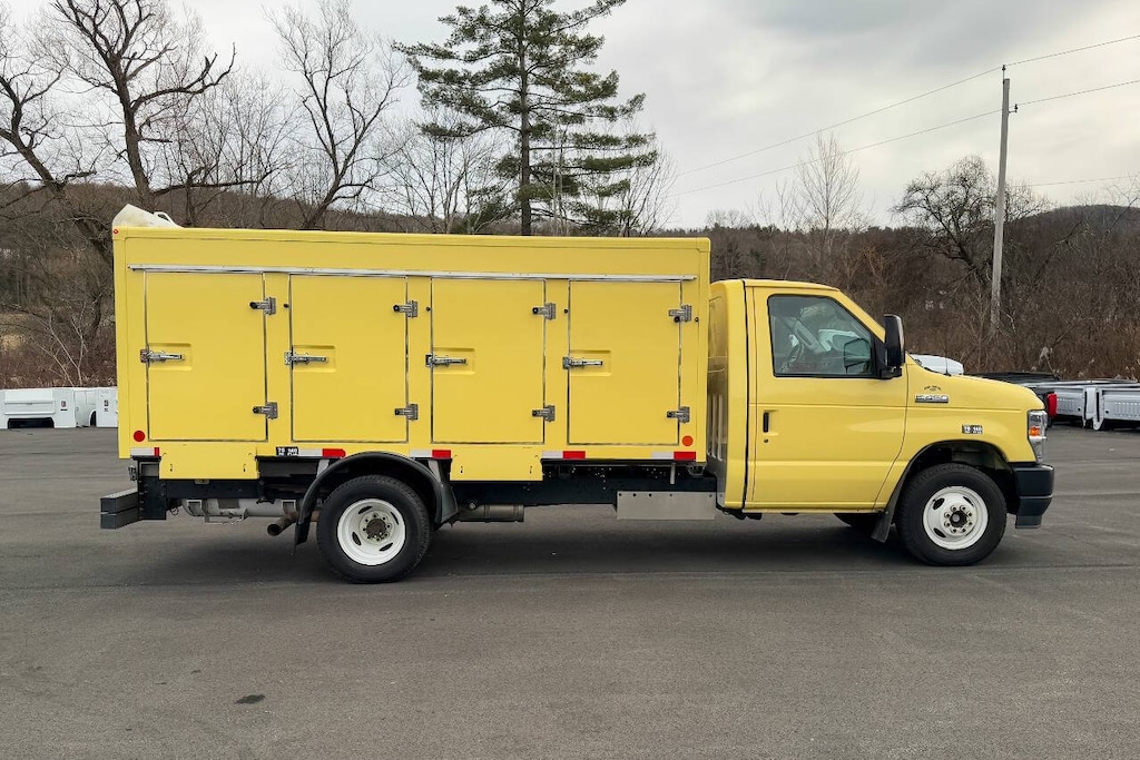 Used 2022 Ford E-Series E 450 SD 2dr Commercial/Cutaway/Chassis 138 176 in Full-Size