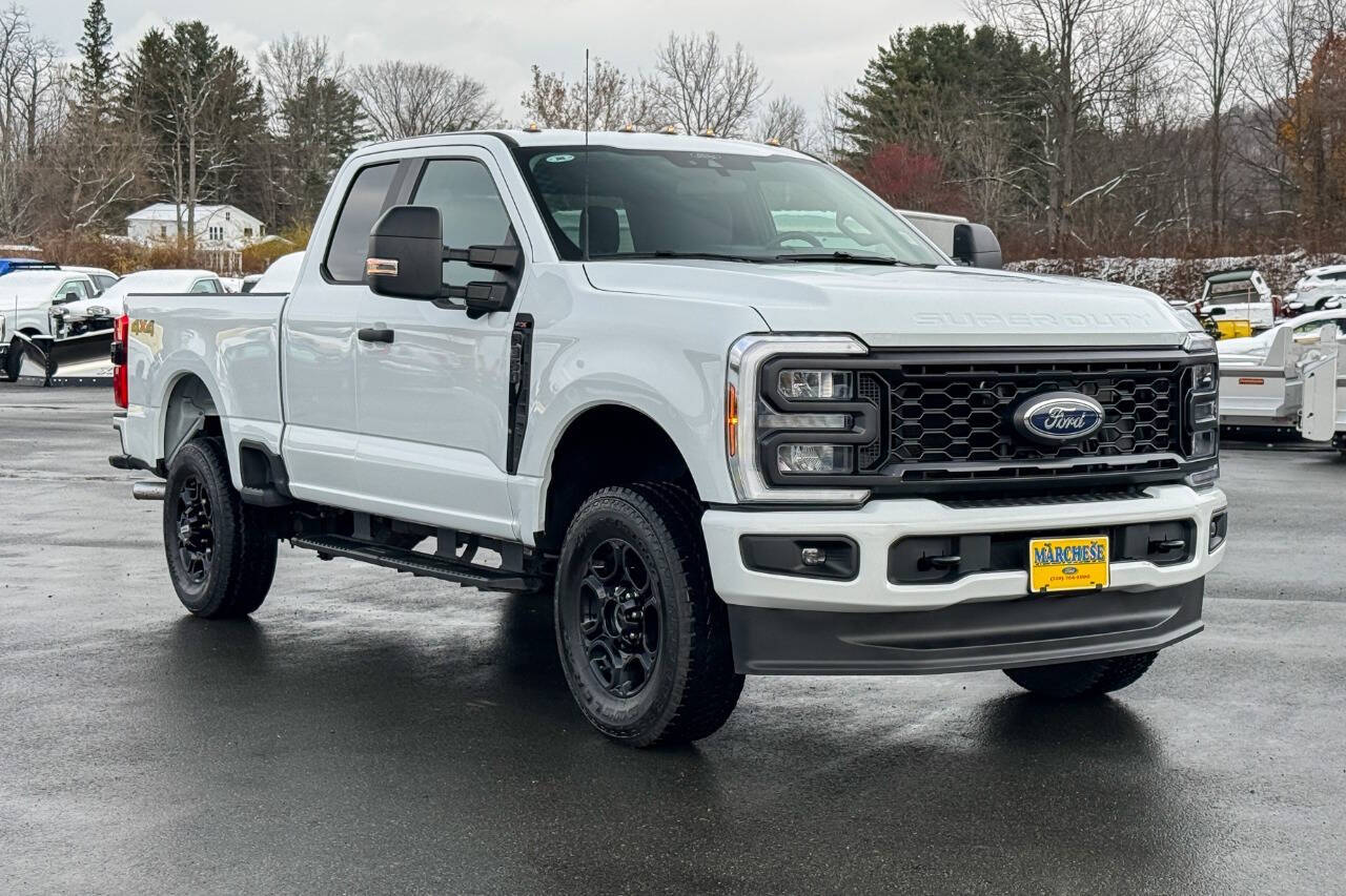2024 Ford F-350 Super Duty XL's photo