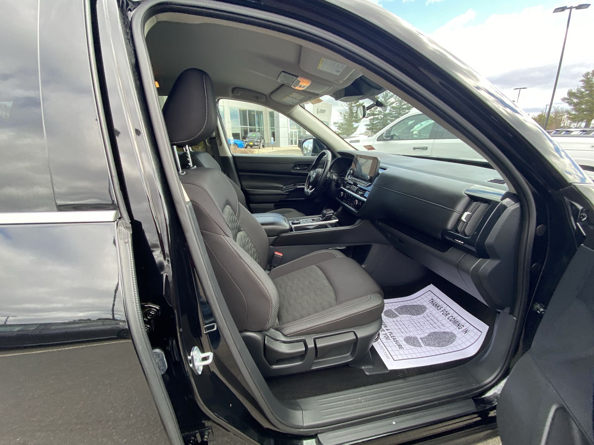 2025 Nissan Pathfinder SV - Photo 24