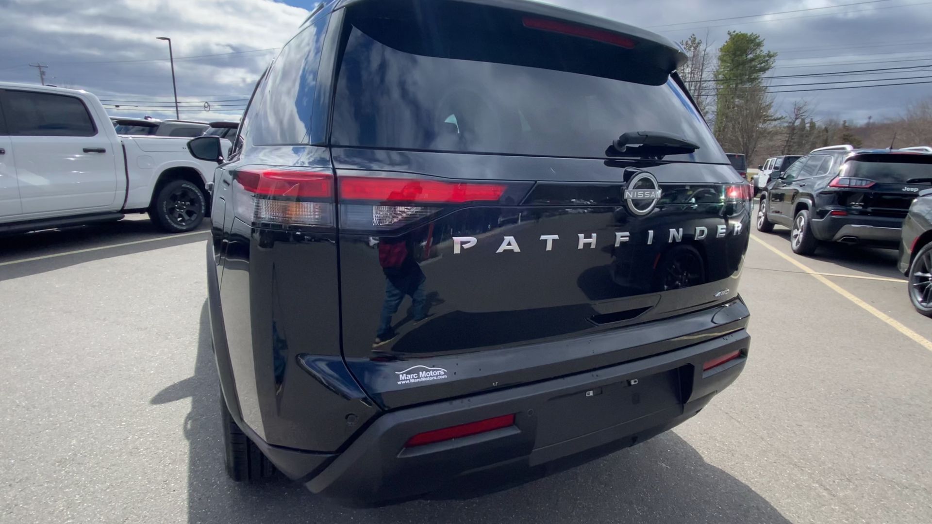 2025 Nissan Pathfinder SV - Photo 9