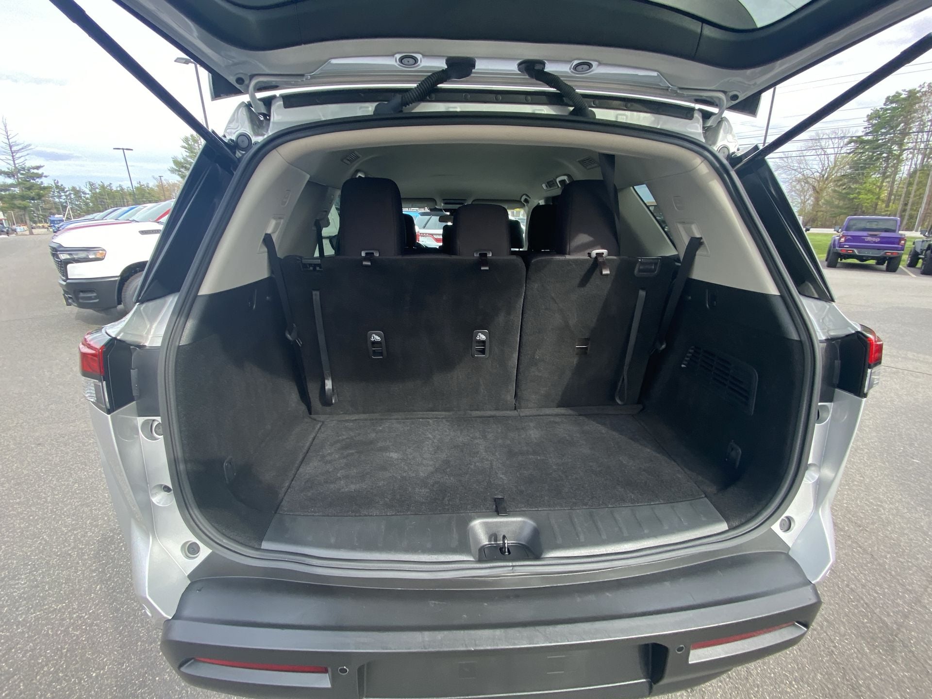 2024 Nissan Pathfinder SV - Photo 23