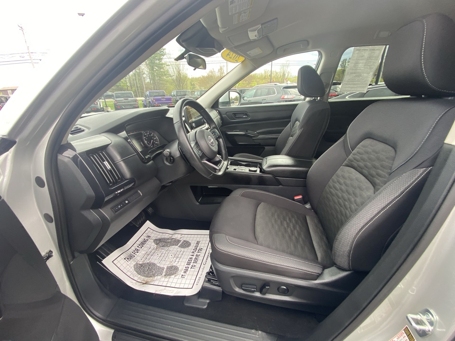 2024 Nissan Pathfinder SV - Photo 11