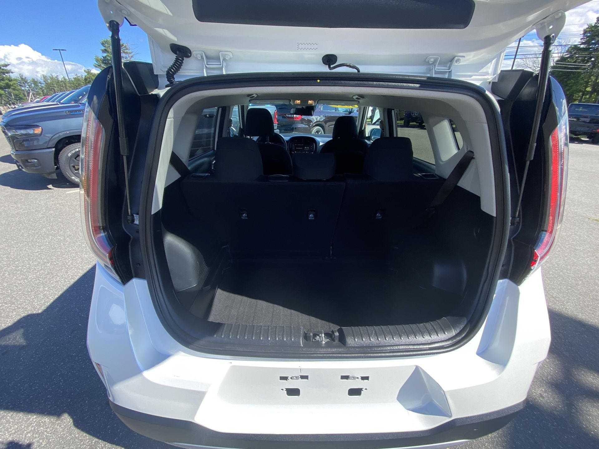 2024 Kia Soul LX - Photo 22