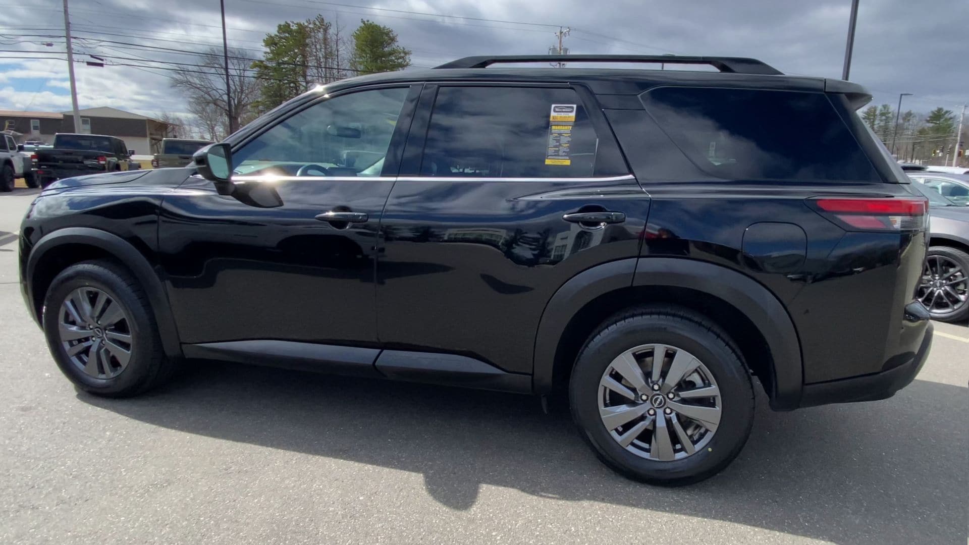 2025 Nissan Pathfinder SV - Photo 8