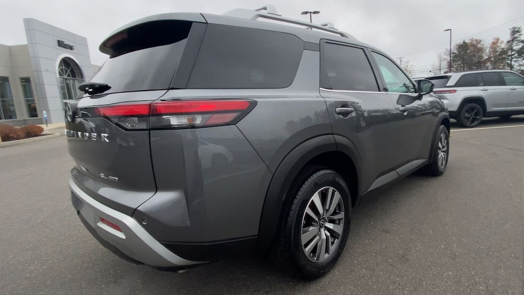 Used 2023 Nissan Pathfinder SL SUV