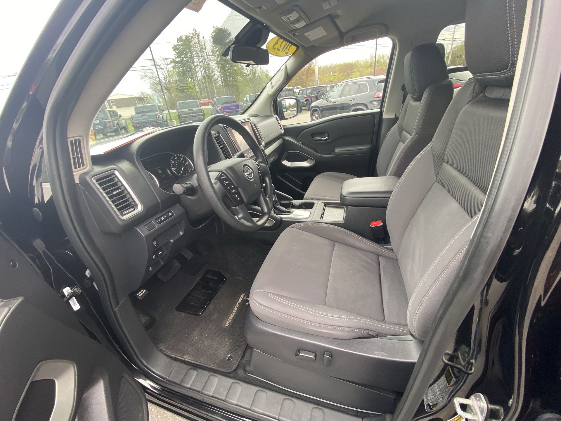 2023 Nissan Frontier SV - Photo 11