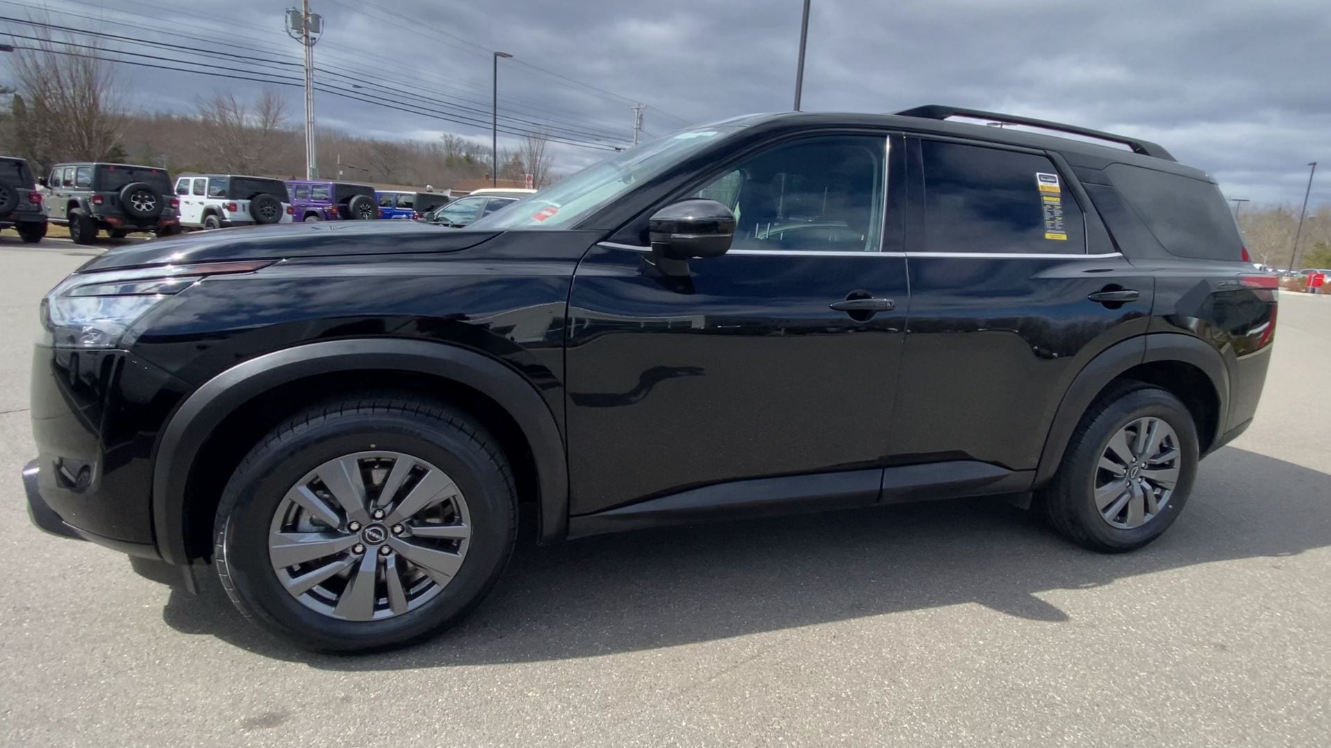 2025 Nissan Pathfinder SV - Photo 7