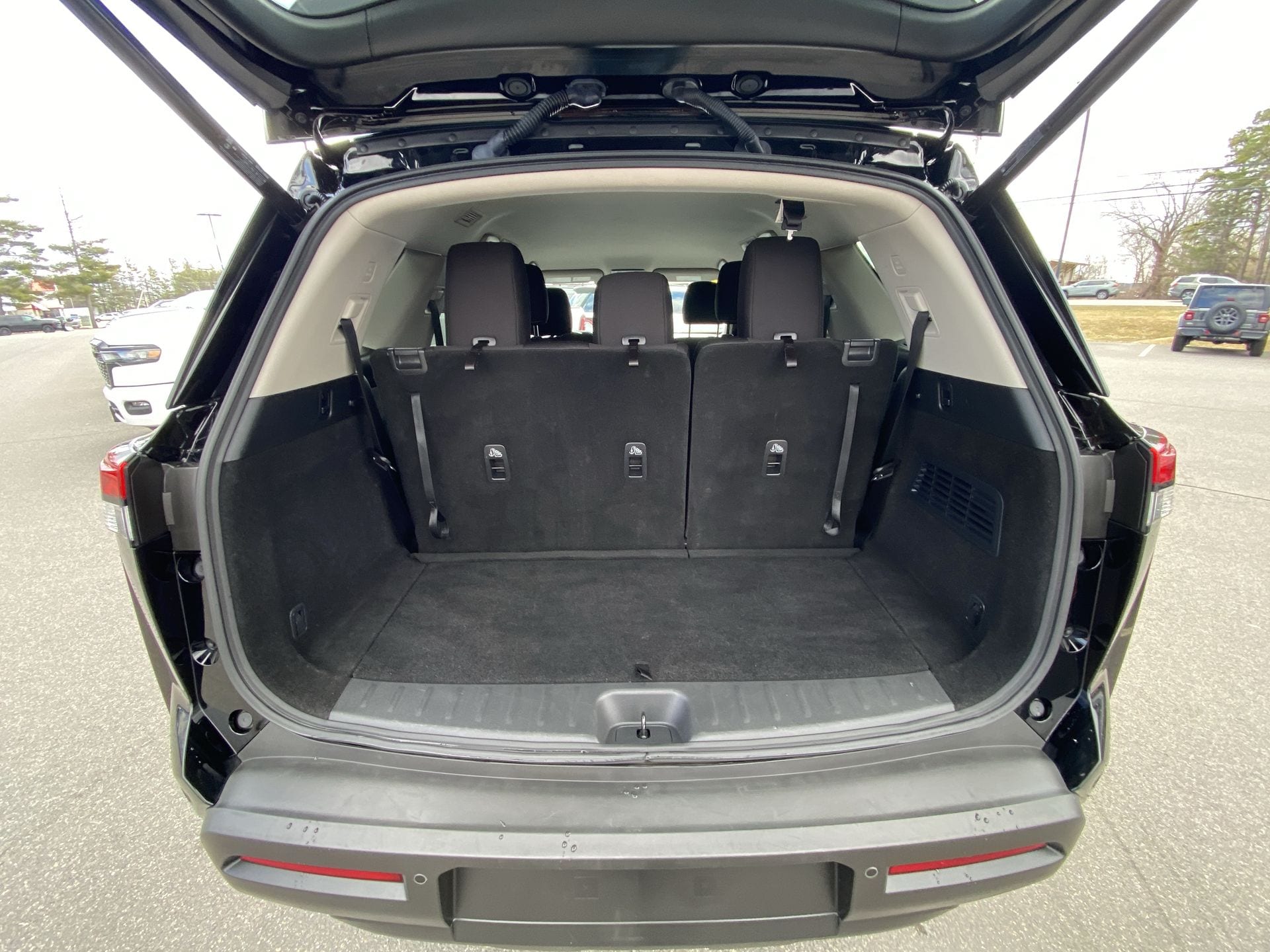 2025 Nissan Pathfinder SV - Photo 23