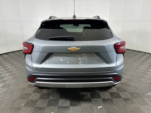 2025 Chevrolet Trax LT photo 2