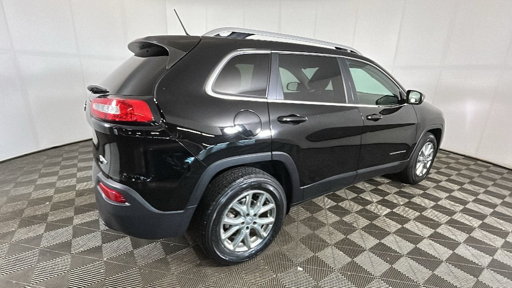 Used 2018 Jeep Cherokee Latitude SUV