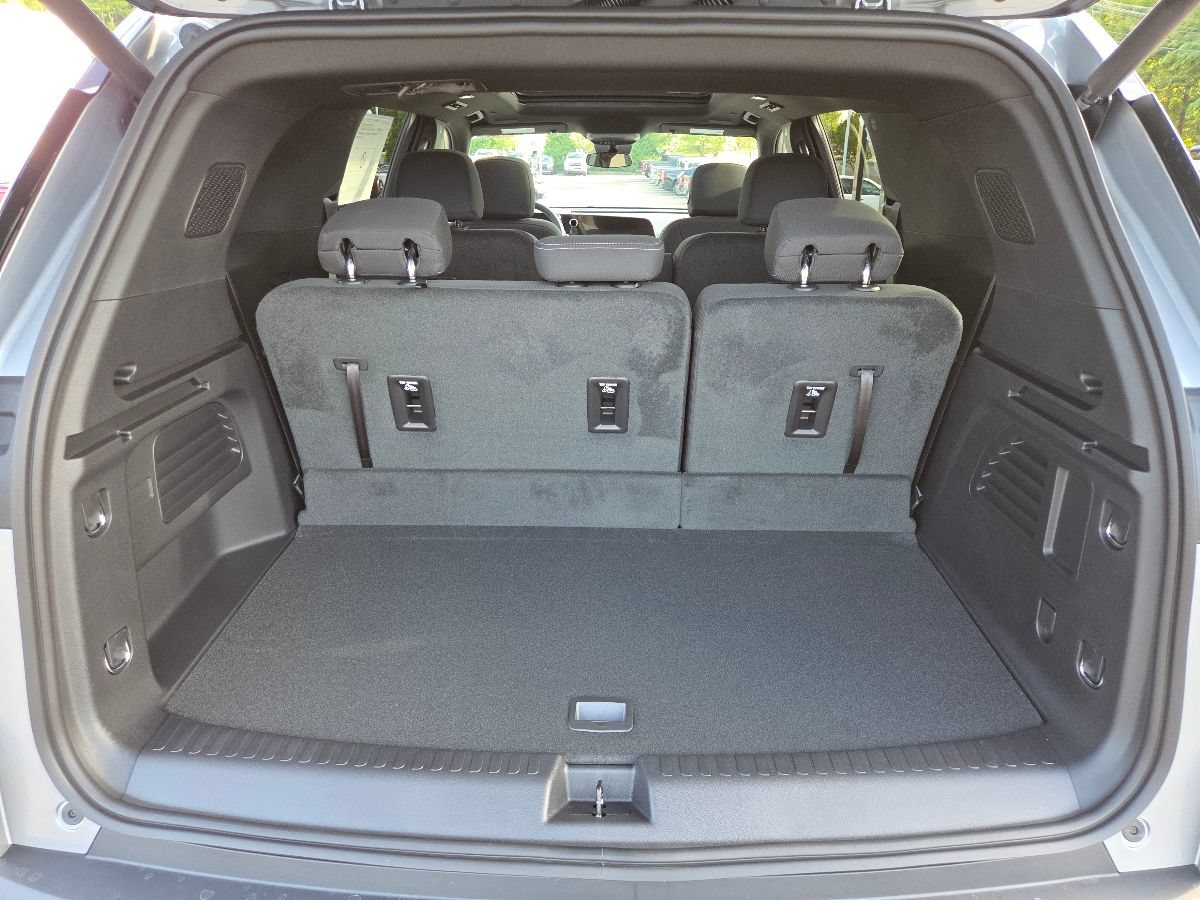 2027 Chevrolet Traverse LT - Photo 25