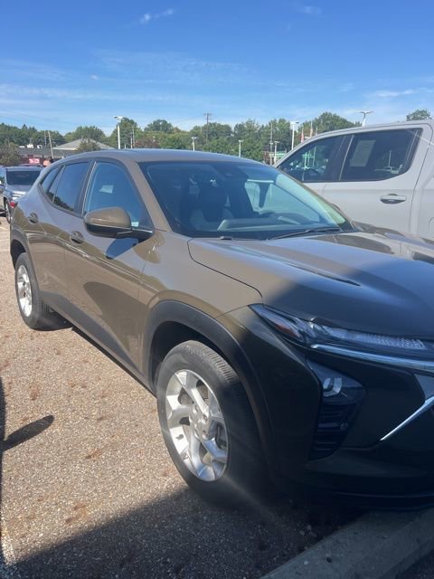 2024 Chevrolet Trax LS photo 2