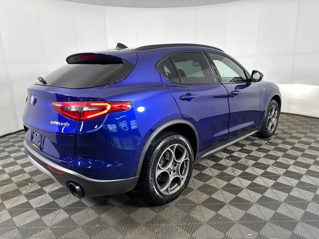 2022 Alfa Romeo Stelvio Ti photo 3