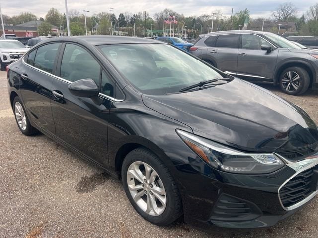 Used 2019 Chevrolet Cruze LT with VIN 1G1BE5SM6K7119813 for sale in Stow, OH