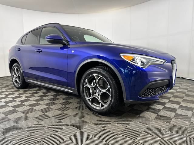 2022 Alfa Romeo Stelvio Ti photo 2