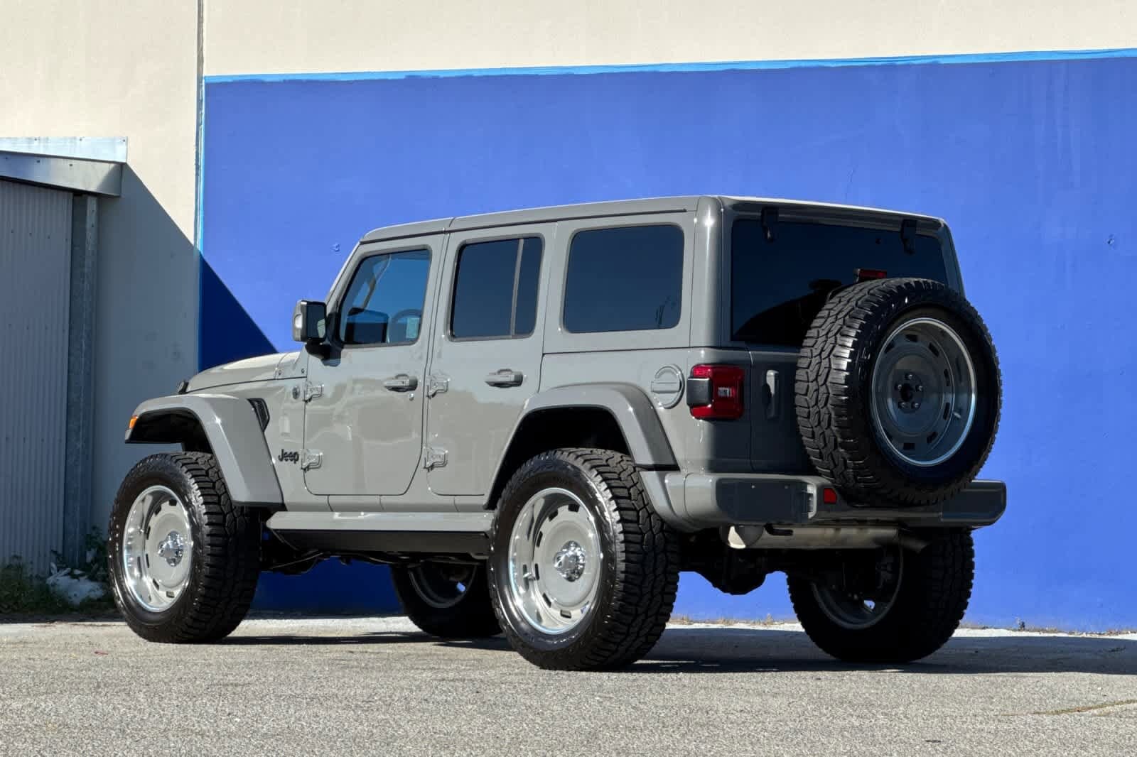 2022 Jeep Wrangler Unlimited Sahara photo 4