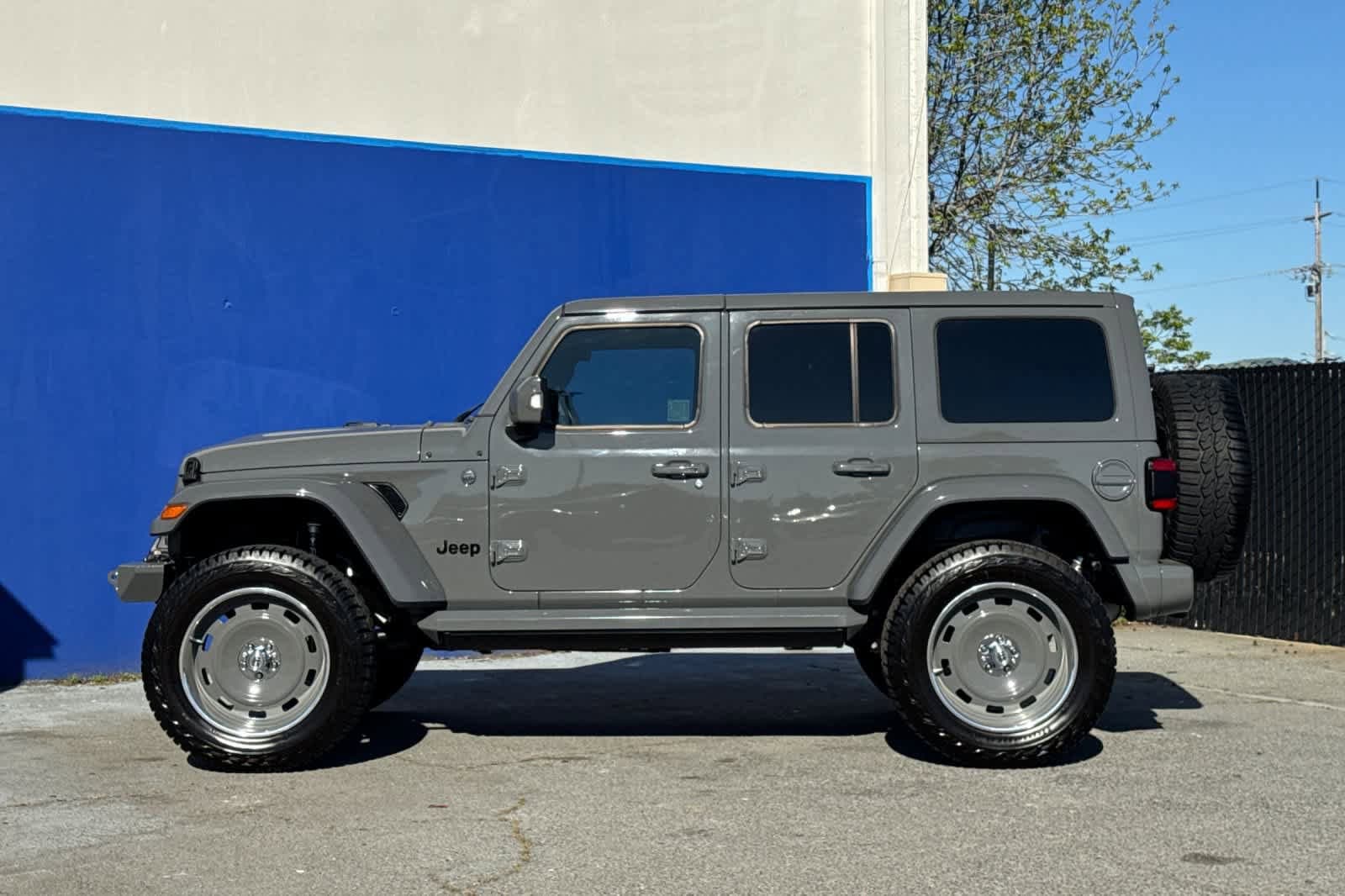 2022 Jeep Wrangler Unlimited Sahara photo 5