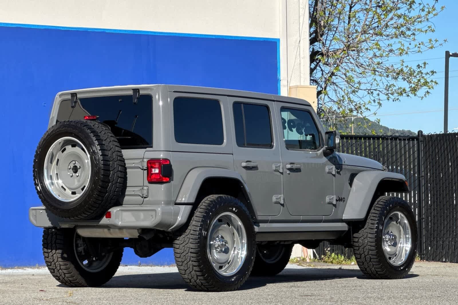 2022 Jeep Wrangler Unlimited Sahara photo 2