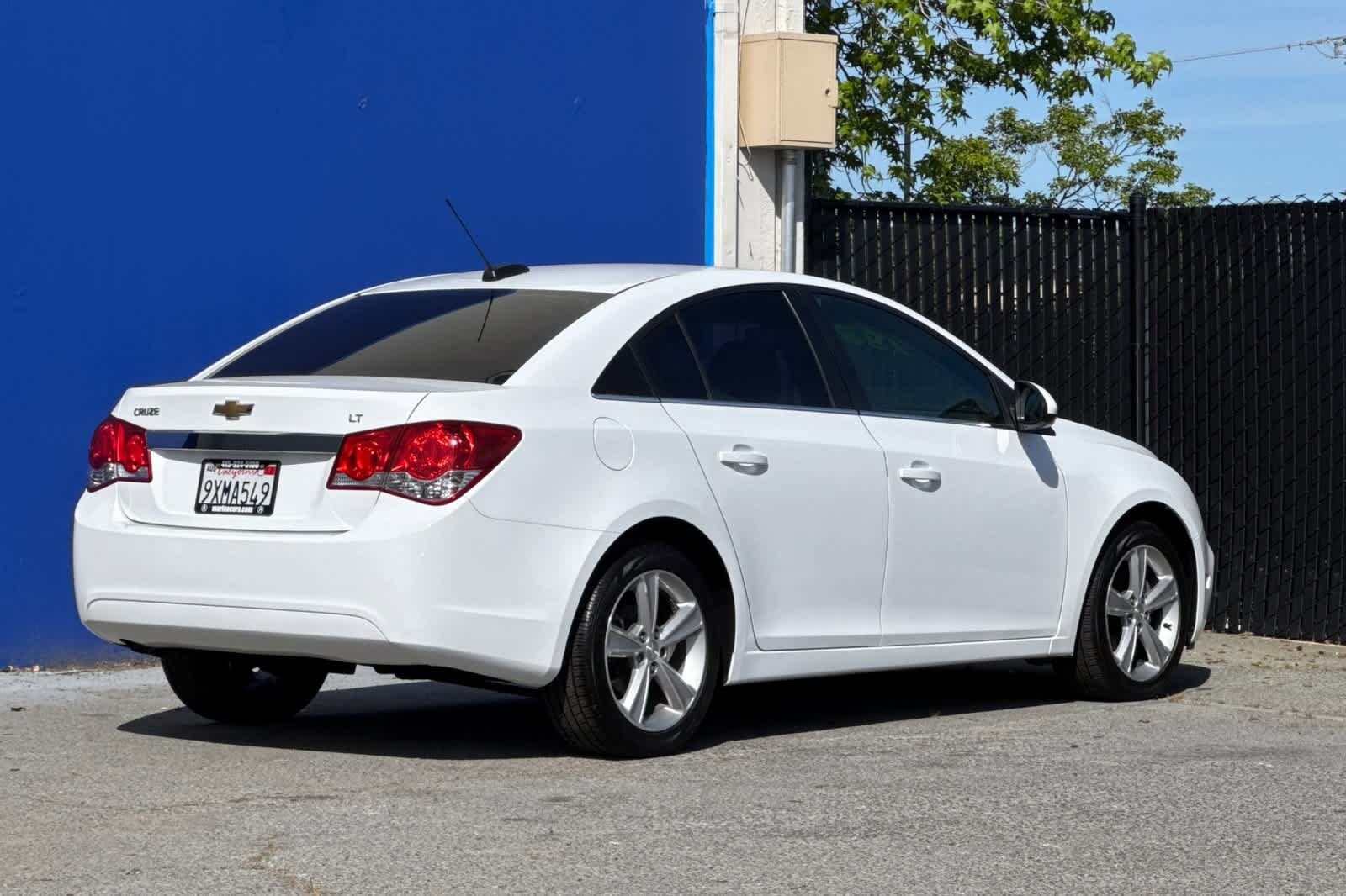 2016 Chevrolet Cruze Limited 2LT Auto photo 2