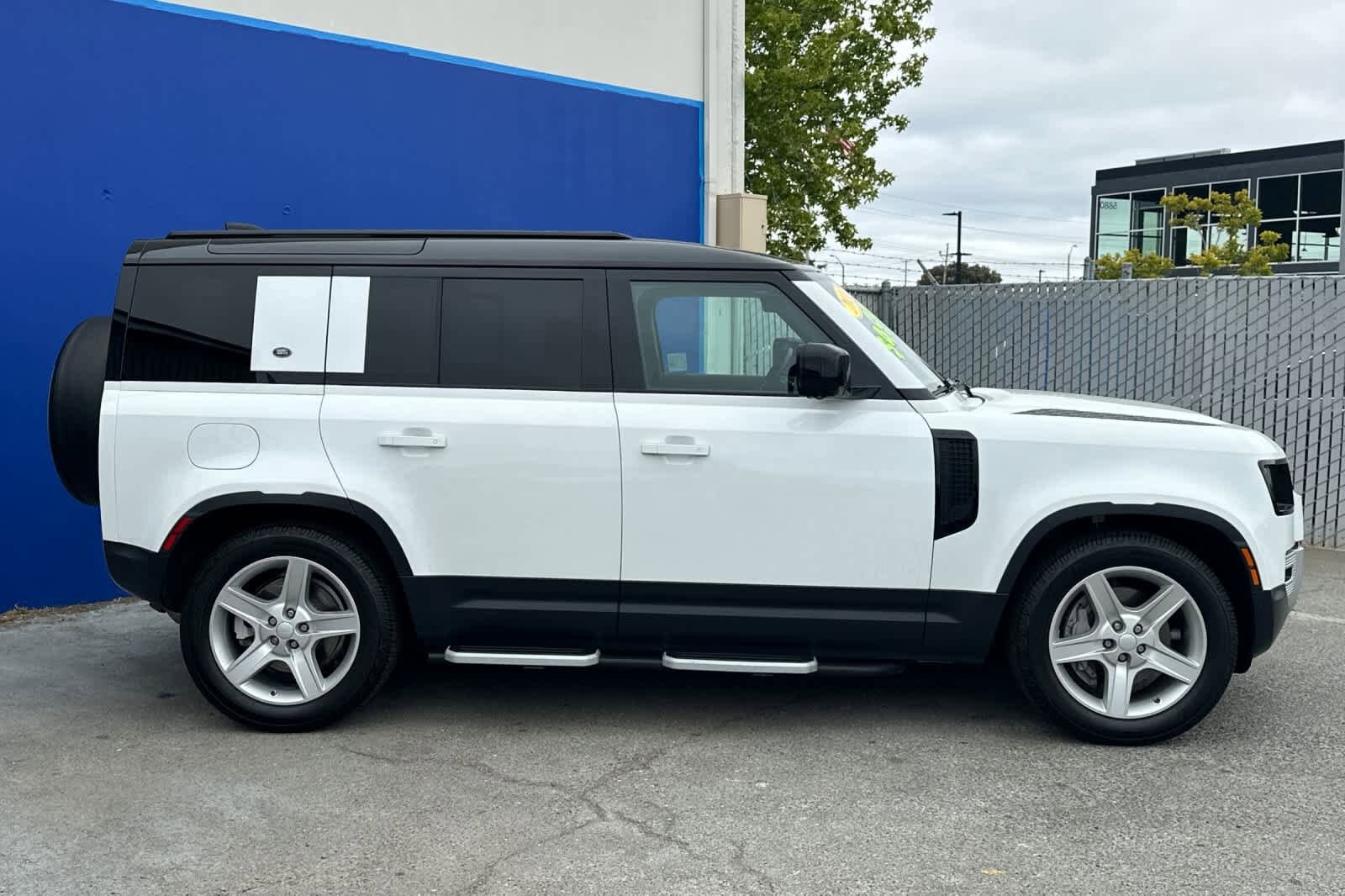 2020 Land Rover Defender 110 HSE photo 2