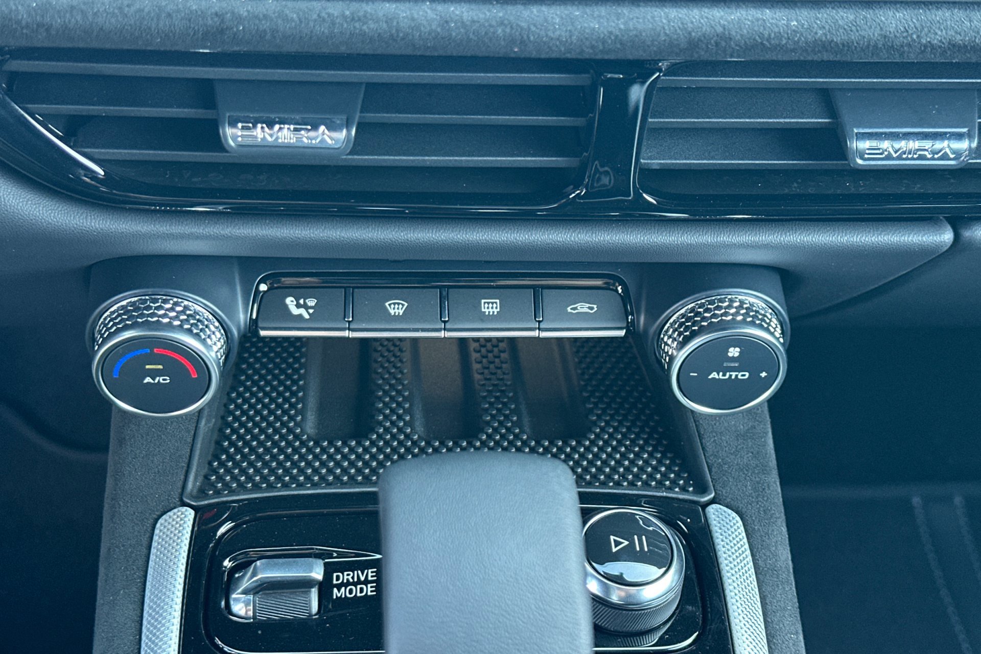 2026 Lotus Emira Turbo SE - Photo 21
