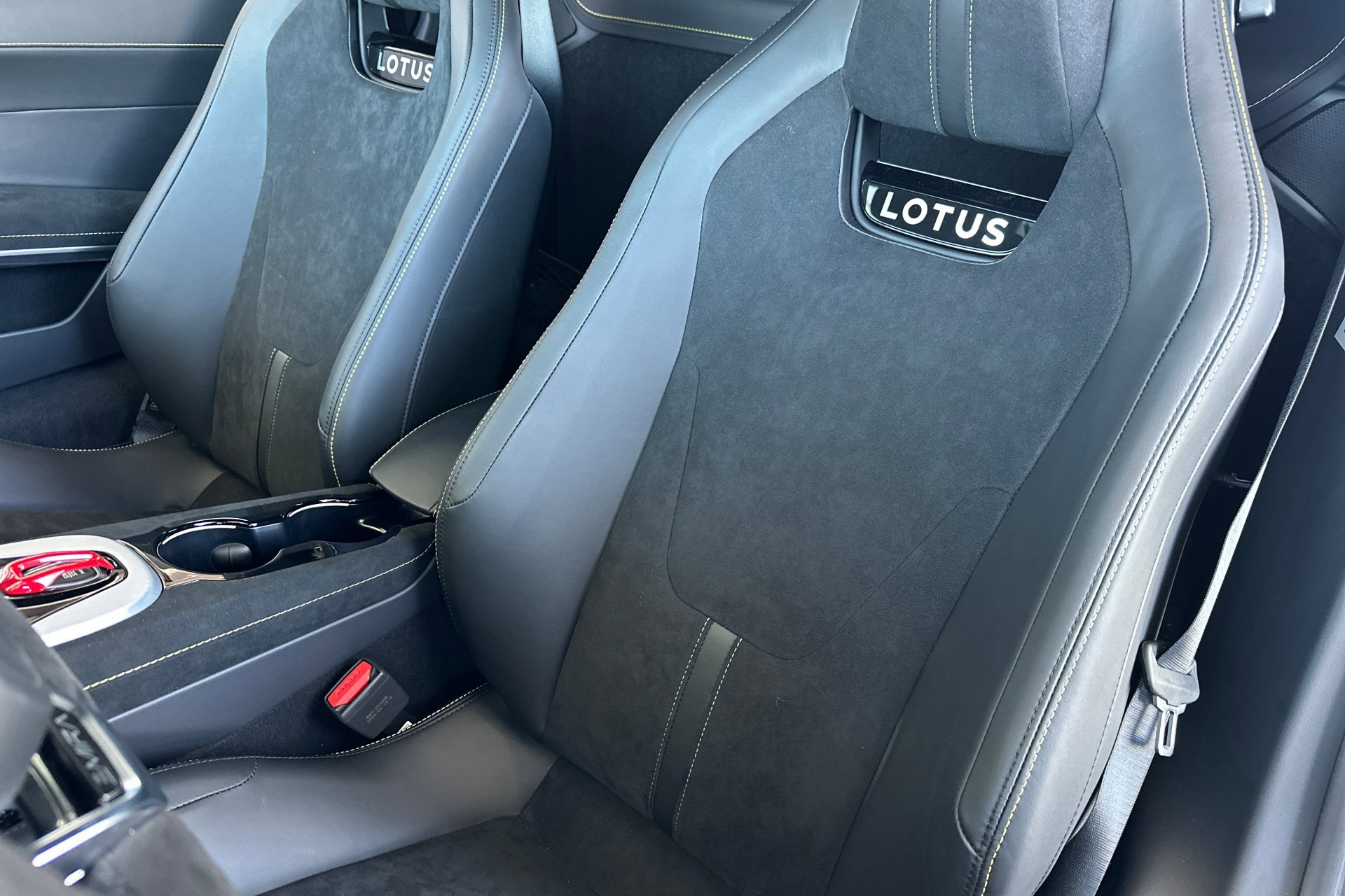 2025 Lotus Emira photo 3