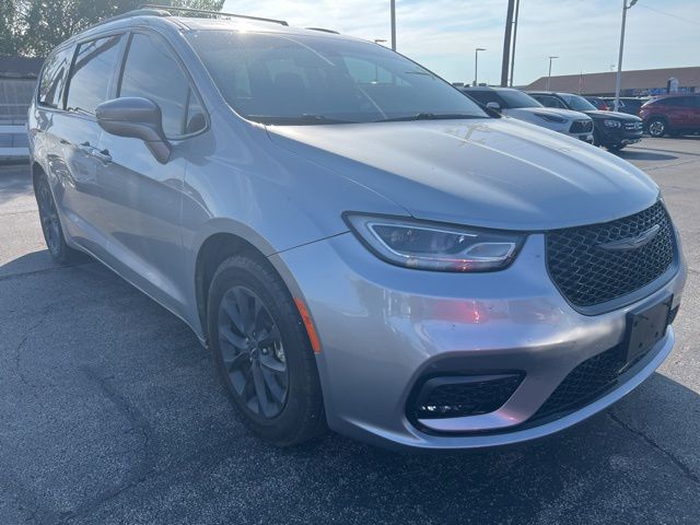 2021 Chrysler Pacifica Touring photo 2