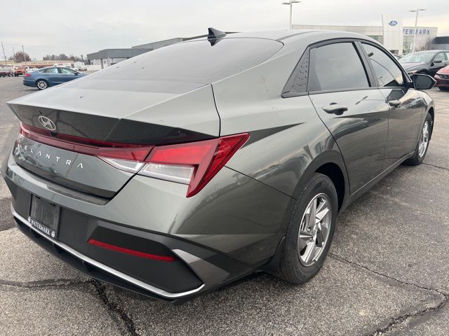2024 Hyundai Elantra SE photo 3