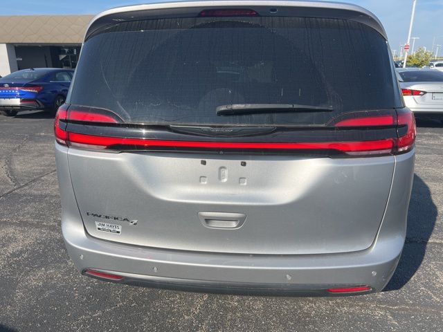 2021 Chrysler Pacifica Touring photo 4