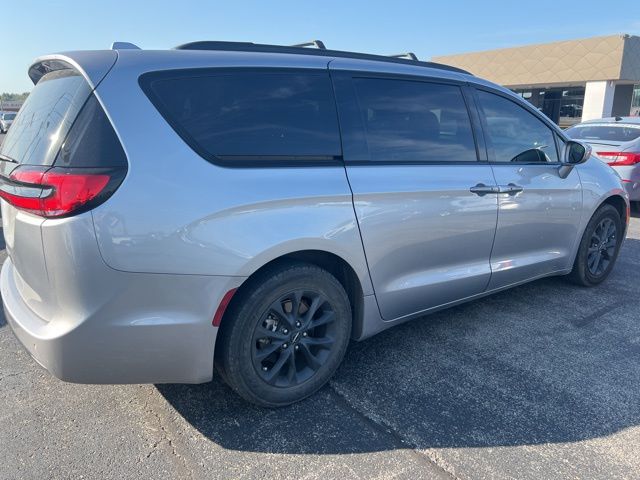 2021 Chrysler Pacifica Touring photo 3
