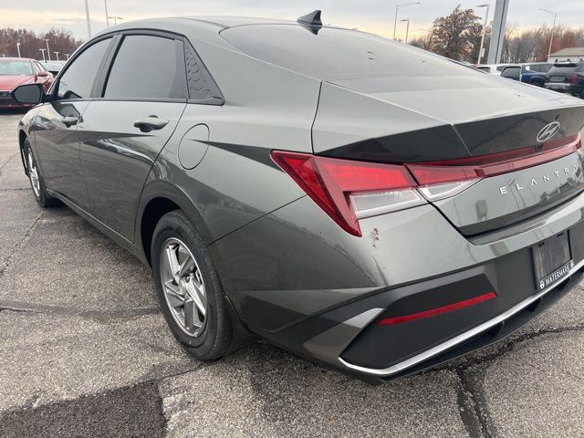 2024 Hyundai Elantra SE photo 4
