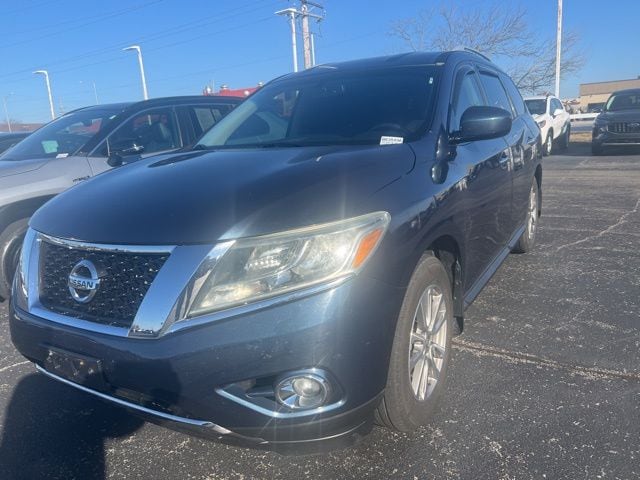 2015 Nissan Pathfinder SV's photo