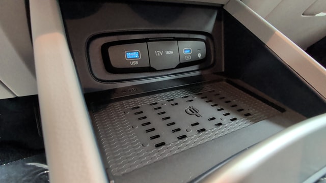 2025 Hyundai Venue Limited - Photo 24