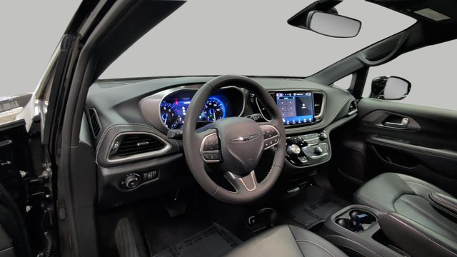 2025 Chrysler Pacifica Select - Photo 16