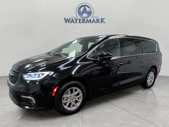 2025 Chrysler Pacifica Select's photo