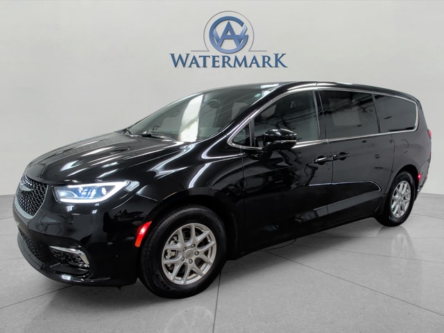2025 Chrysler Pacifica Select's photo