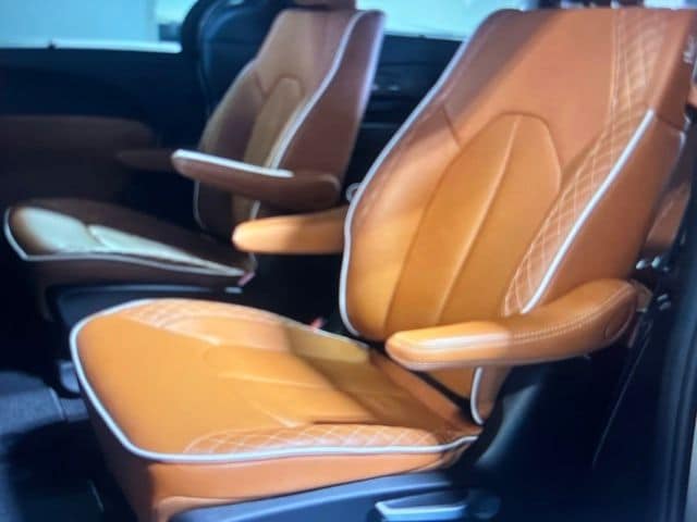 2025 Chrysler Pacifica Pinnacle - Photo 17