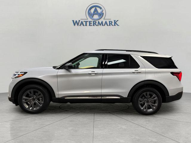 2025 Ford Explorer photo 2