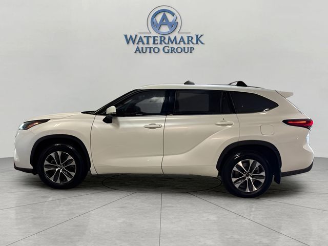 2021 Toyota Highlander XLE photo 2