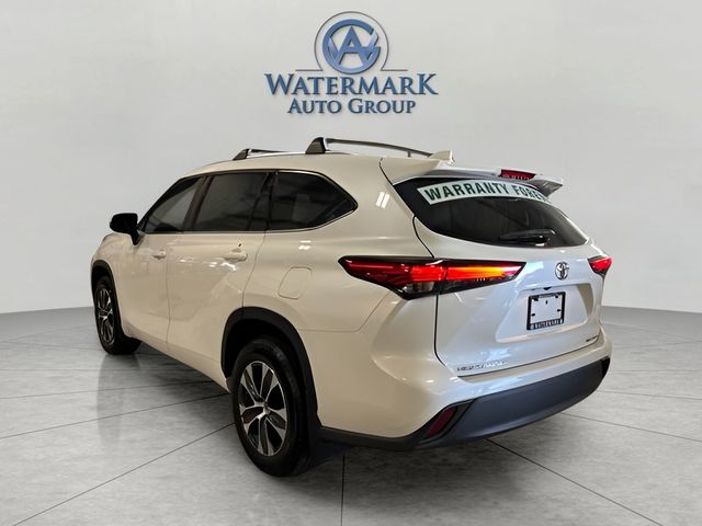 2021 Toyota Highlander XLE photo 3