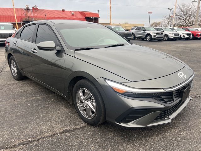 2024 Hyundai Elantra SE photo 2