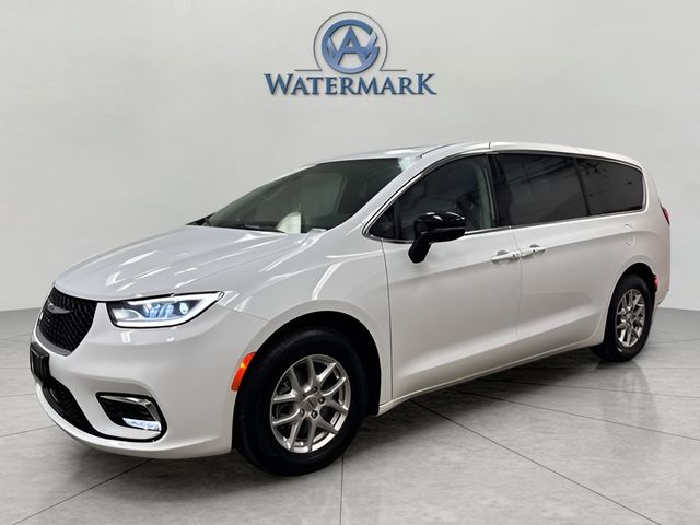 2024 Chrysler Pacifica Touring L's photo