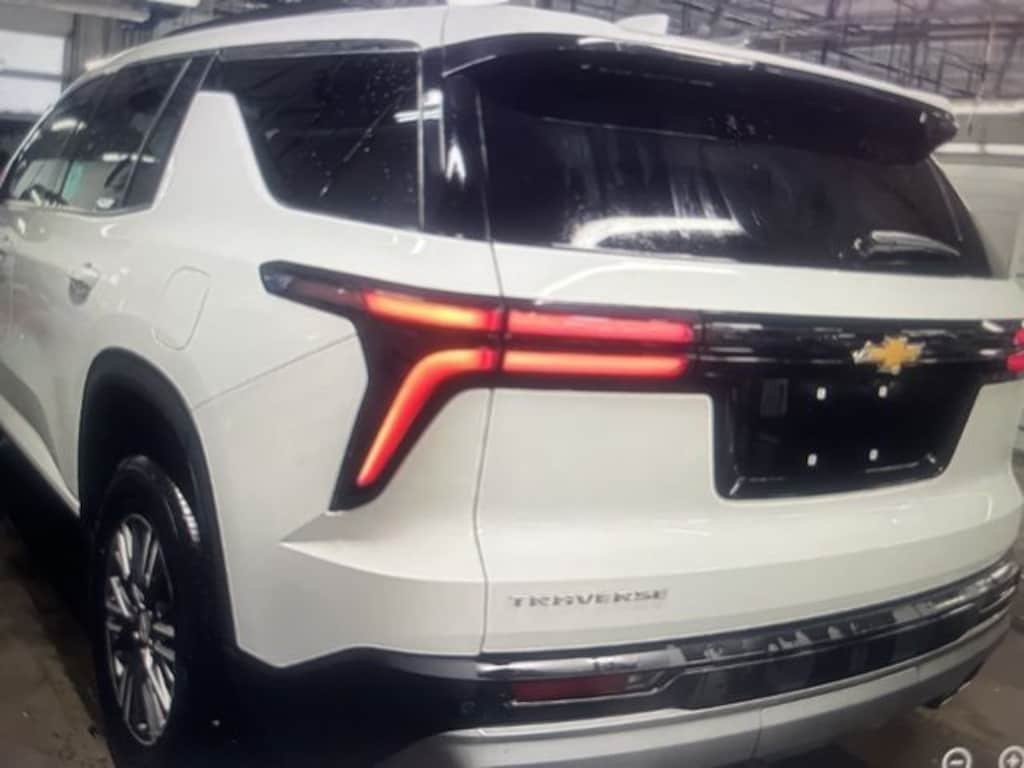 Used 2025 Chevrolet Traverse LT SUV
