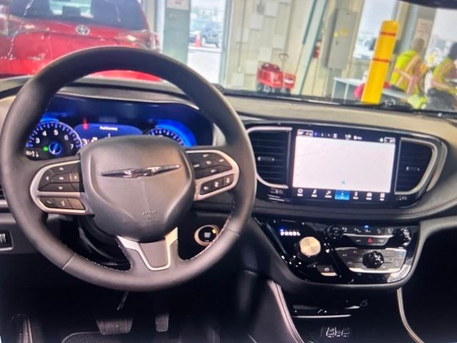 2025 Chrysler Pacifica Pinnacle - Photo 11