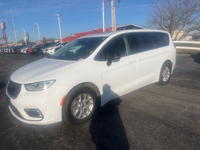 2024 Chrysler Pacifica Touring L's photo