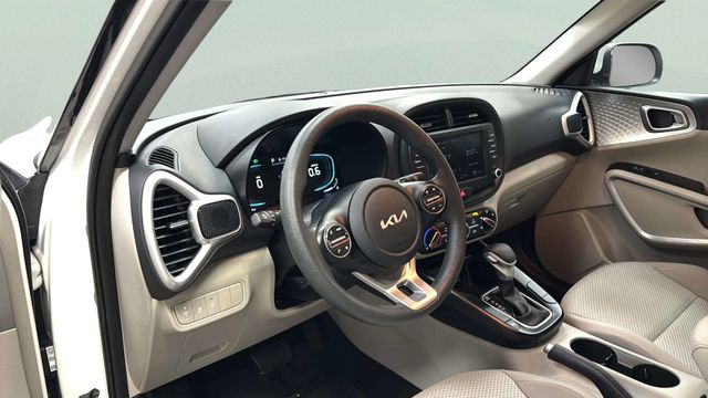 2025 Kia Soul LX - Photo 17