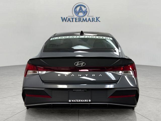 2025 Hyundai Elantra SEL Sport photo 4