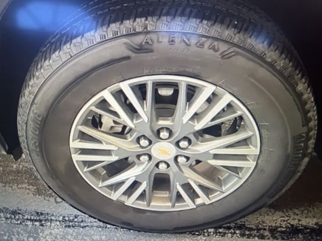 Used 2025 Chevrolet Traverse LT SUV